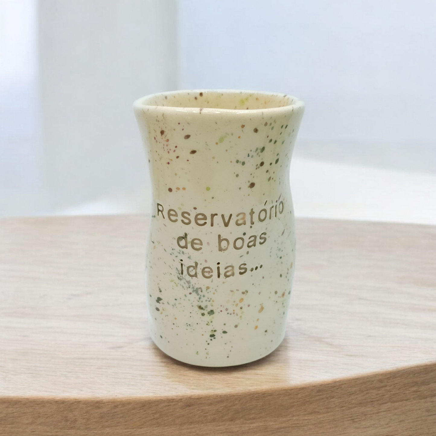 Copo Benedita em cerâmica artesanal com salpicado, gravado com a frase "Reservatório de boas ideias...".