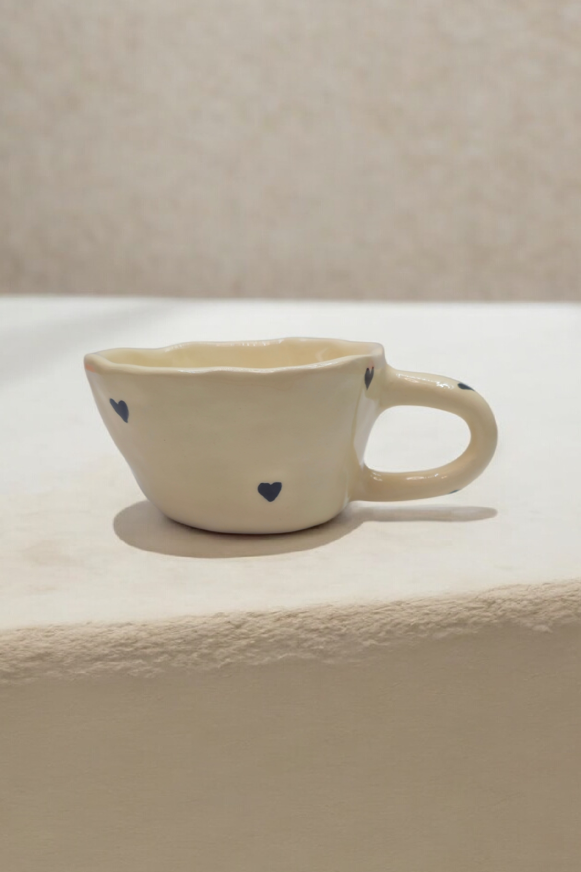 Duas canecas de cerâmica artesanal modelo Caetana com corações vermelhos e pretos pintados à mão - Tia Cila_2