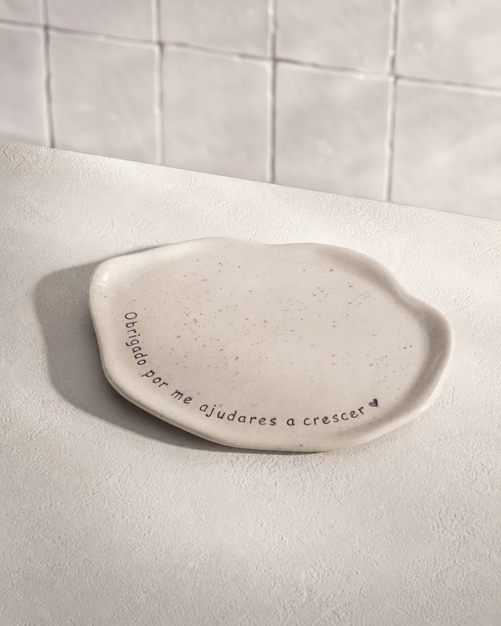 Bandeja de cerâmica artesanal com frase gravada "Obrigado por me ajudares a Crescer". O presente perfeito para a Educadora especial. Loja Tiacila.