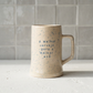 Caneca de cerveja em cerâmica creme com salpicado azul e frase gravada A melhor cerveja para o melhor avô, Tia Cila