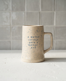 Caneca de cerveja em cerâmica creme com salpicado azul e frase gravada A melhor cerveja para o melhor avô, Tia Cila