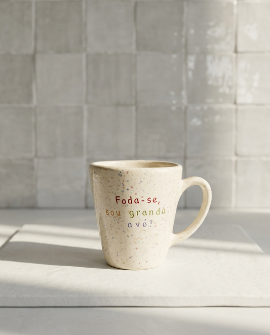 Caneca em cerâmica creme com salpicado colorido e frase gravada Foda-se sou granda avó em letras coloridas, Tia Cila