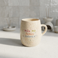 Caneca em cerâmica creme com salpicado colorido e frase gravada Não me fodas a cabeça em letras coloridas, Tia Cila