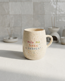 Caneca em cerâmica creme com salpicado colorido e frase gravada Não me fodas a cabeça em letras coloridas, Tia Cila