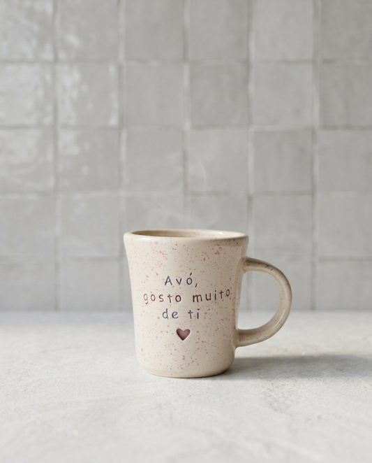 Caneca em cerâmica lilás com salpicado rosa e frase gravada Avó gosto muito de ti com coração rosa, Tia Cila