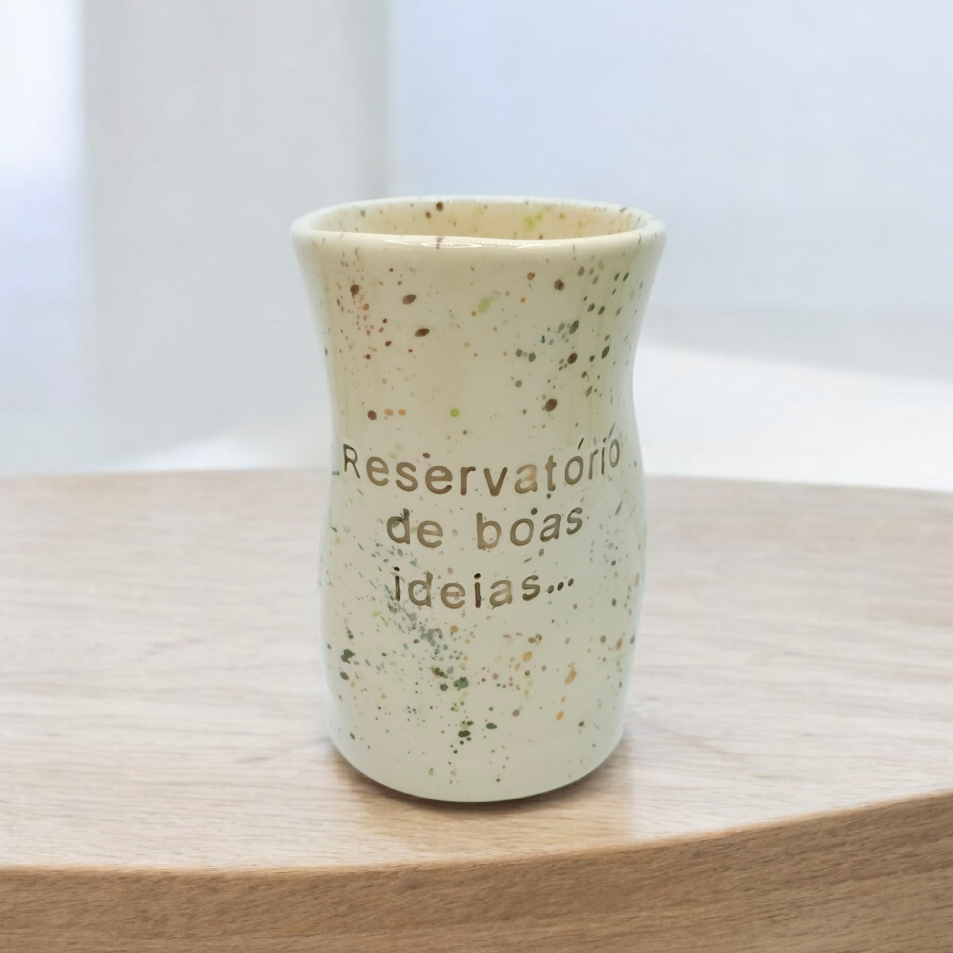 Copo Benedita em cerâmica artesanal com salpicado, gravado com a frase "Reservatório de boas ideias...".