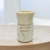 Copo Benedita em cerâmica artesanal com salpicado, gravado com a frase "Reservatório de boas ideias...".