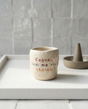 Copo de café em cerâmica creme com salpicado castanho e frase gravada Caguei nem me vou chatear em letras coloridas, Tia Cila