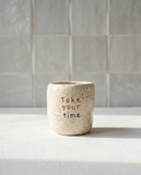 Copo de café em cerâmica creme com salpicado multicolor e frase gravada Take your time em laranja e azul, Tia Cila