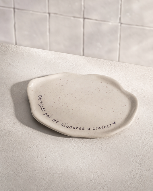 Bandeja de cerâmica artesanal com frase gravada "Obrigado por me ajudares a Crescer". O presente perfeito para a Educadora especial. Loja Tiacila.
