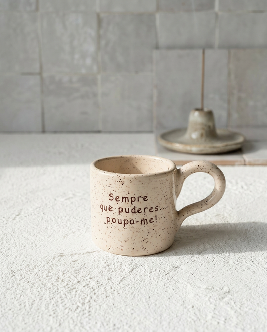 caneca de ceramica artesanal com pega salpicada com bordeaux e preto com a frase sempre que puderes poupa me marca tia cila
