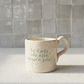 Caneca de cerâmica artesanal com asa (Modelo Francisca) de cor creme com salpicos verdes, personalizada com a frase "Se a mãe não sabe, ninguém sabe!" gravada em verde.