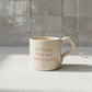 Caneca de cerâmica artesanal branca com asa (Modelo Francisca) personalizada com a frase "Sou mãe... claro que tenho razão!" gravada em cor rosa.