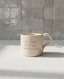 Caneca de cerâmica artesanal branca com asa (Modelo Francisca) personalizada com a frase "Sou mãe... claro que tenho razão!" gravada em cor rosa.