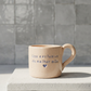 Caneca de cerâmica artesanal com asa (Modelo Francisca) de cor bege com salpicos azuis, personalizada com a frase "Uso exclusivo da melhor mãe" gravada em azul.