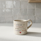 Caneca Francisca de cerâmica salpicada multicolorida com frase "É preciso ser brilhante para ensinar pequenas mentes ♡" gravada à mão, Tia Cila
