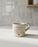 Caneca Francisca de cerâmica salpicada multicolorida com frase "É preciso ser brilhante para ensinar pequenas mentes ♡" gravada à mão, Tia Cila