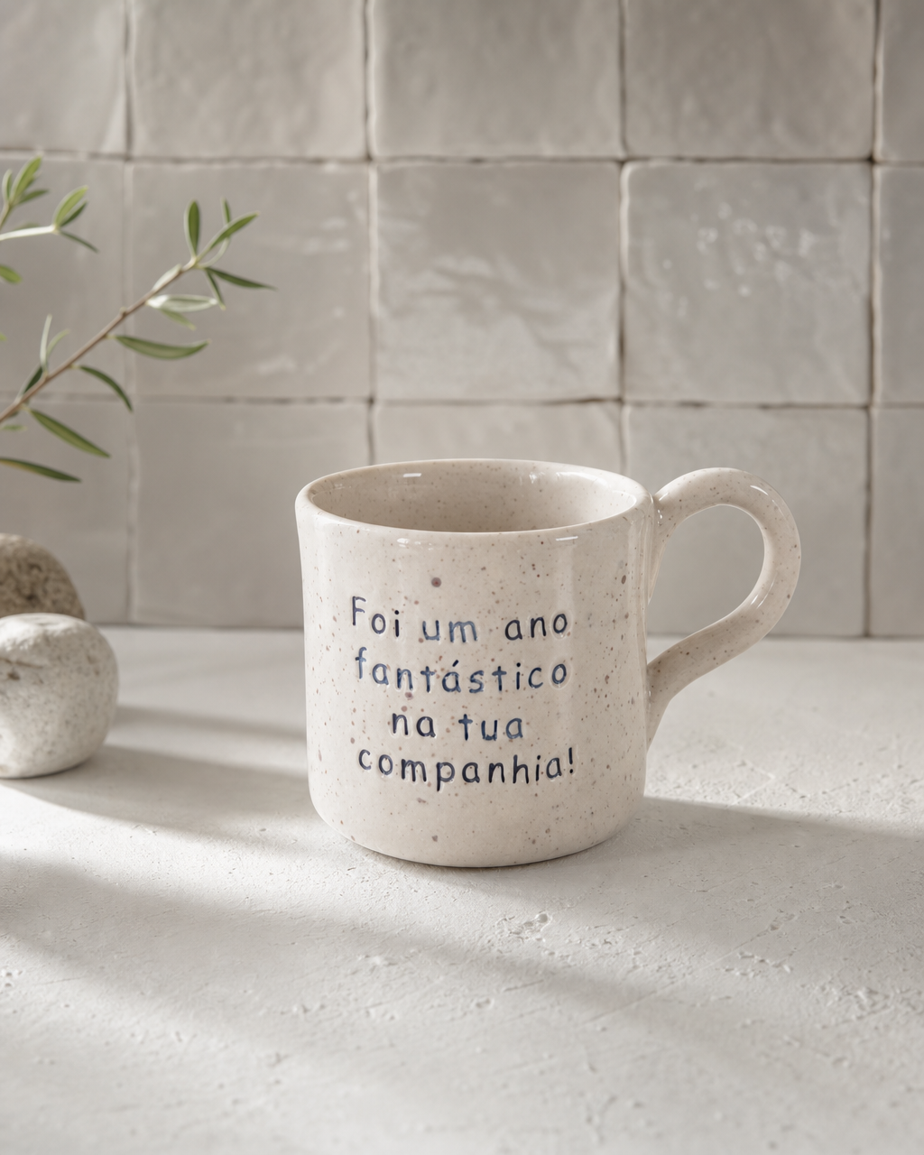 Caneca Francisca de cerâmica salpicada lilás e rosa velho com frase "Foi um ano fantástico na tua companhia!" gravada à mão, Tia Cila