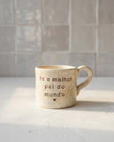 Caneca de cerâmica artesanal modelo Francisca com salpicado, gravada com a frase "És o melhor pai do mundo".