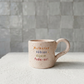 Caneca de cerâmica artesanal Francisca com salpicado multicolorido e frase empoderada Mulheres Sábias Dizem Foda-se.