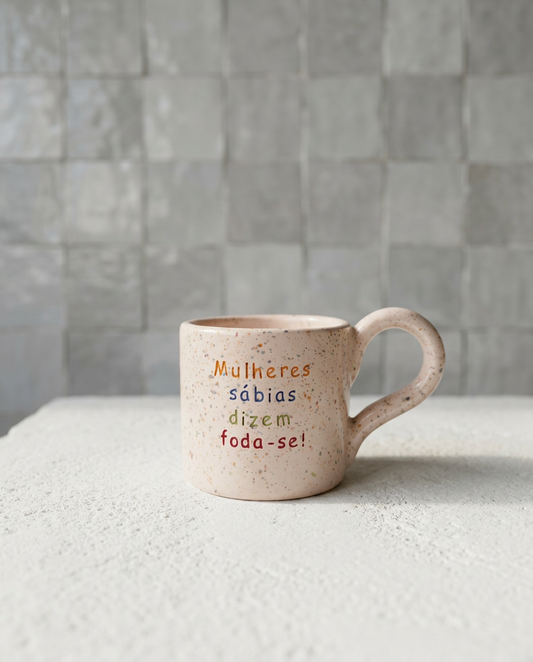 Caneca de cerâmica artesanal Francisca com salpicado multicolorido e frase empoderada Mulheres Sábias Dizem Foda-se.