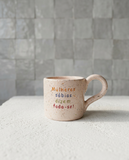 Caneca de cerâmica artesanal Francisca com salpicado multicolorido e frase empoderada Mulheres Sábias Dizem Foda-se.