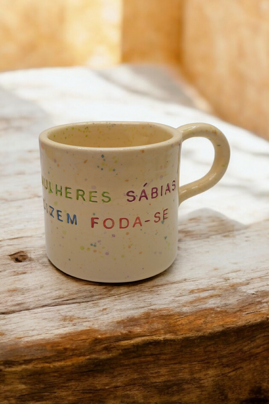 Caneca de cerâmica artesanal Francisca com salpicado multicolorido e frase empoderada Mulheres Sábias Dizem Foda-se.