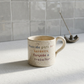 Caneca Francisca de cerâmica salpicada multicolorida com frase "Nascida para ser herdeira, forçada a trabalhar" gravada à mão, Tia Cila