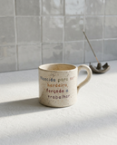 Caneca Francisca de cerâmica salpicada multicolorida com frase "Nascida para ser herdeira, forçada a trabalhar" gravada à mão, Tia Cila