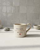 Caneca Francisca de cerâmica salpicada multicolorida com frase "Obrigado por cuidares de mim ♡" gravada à mão, Tia Cila
