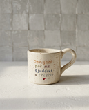 Caneca Francisca de cerâmica salpicada multicolorida com frase "Obrigado por me ajudares a crescer ♡" gravada à mão, Tia Cila