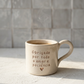 Caneca Francisca de cerâmica artesanal bege com frase "Obrigado por todo o amor e paciência ♡" gravada à mão, Tia Cila