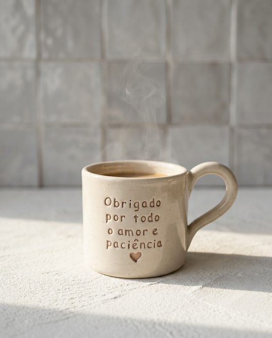 Caneca Francisca de cerâmica artesanal bege com frase "Obrigado por todo o amor e paciência ♡" gravada à mão, Tia Cila