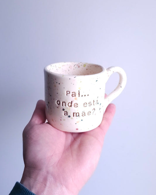 Caneca de cerâmica branca com asa, modelo Francisca da Tia Cila, com salpicado colorido e a frase "Pai... onde está a mãe?"