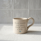 Caneca Francisca de cerâmica salpicada com frase "Quem ensina com amor, educa para a vida ♡" em letras turquesa gravada à mão, Tia Cila