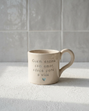 Caneca Francisca de cerâmica salpicada com frase "Quem ensina com amor, educa para a vida ♡" em letras turquesa gravada à mão, Tia Cila