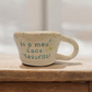 Caneca de cerâmica artesanal modelo Caetana com salpicado verde e frase gravada 'És o meu caos favorito' - Cerâmica Tia Cila.