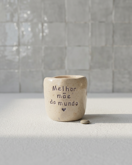 Copo de café artesanal em cerâmica salpicada sem asa, modelo Inês, com a frase gravada "Melhor mãe do mundo" e um pequeno coração