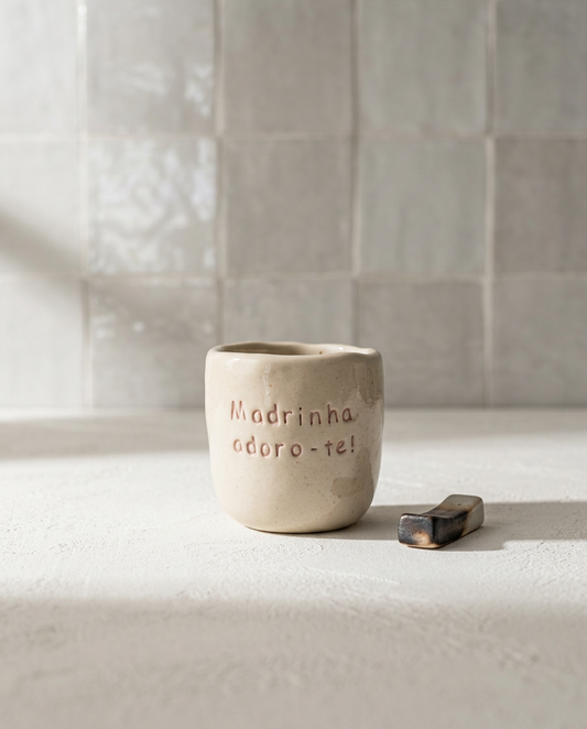 copo de café Inês, em cerâmica, com a frase Madrinha adoro-te!