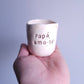 Copo de café pequeno em cerâmica artesanal creme com a frase "Papá, amo-te!" gravada à mão, modelo Inês da Tia Cila.