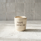 Copo de café pequeno em cerâmica artesanal creme com a frase "Papá, amo-te!" gravada à mão, modelo Inês da Tia Cila.