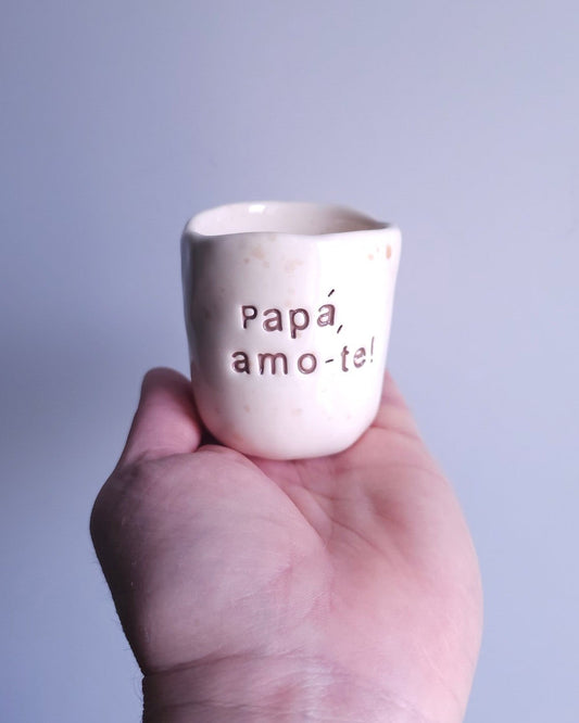 Copo de café pequeno em cerâmica artesanal creme com a frase "Papá, amo-te!" gravada à mão, modelo Inês da Tia Cila.