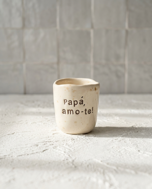 Copo de café pequeno em cerâmica artesanal creme com a frase "Papá, amo-te!" gravada à mão, modelo Inês da Tia Cila.