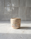 copo de ceramica artesanal salpicado com a frase cafe ja que e muito cedo pra cerveja para cafe expresso da marca tia cila