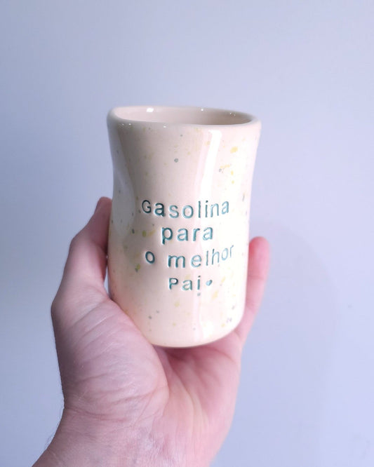 Copo alto Benedita da Tia Cila em cerâmica, com salpicado lima e frase para o Dia do Pai, ideal para manter bebidas frescas.