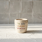 copo de ceramica artesanal salpicado com a frase se nao ilumina elimina para cafe expresso da marca tia cila