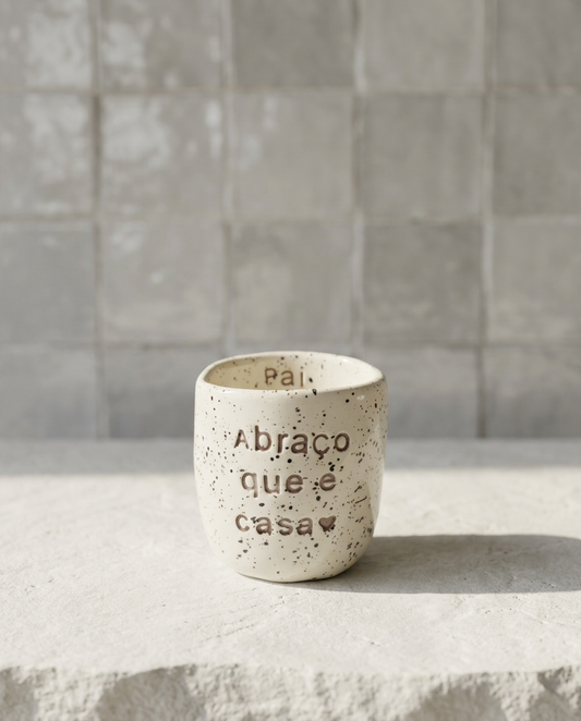 Copo de café artesanal modelo Inês, gravado com a frase "Abraço que é casa".