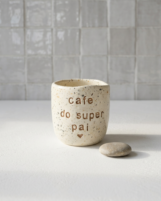 Copo de café artesanal modelo Inês, gravado com a frase "Café do super pai".