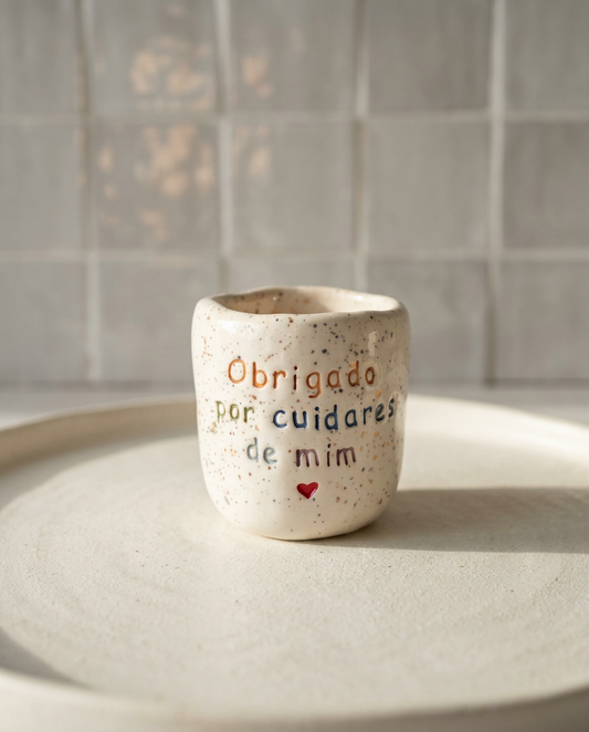 Copo Inês de cerâmica salpicada multicolorida com frase "Obrigado por cuidares de mim ♡" gravada à mão, Tia Cila