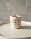 Copo Inês de cerâmica salpicada multicolorida com frase "Obrigado por cuidares de mim ♡" gravada à mão, Tia Cila